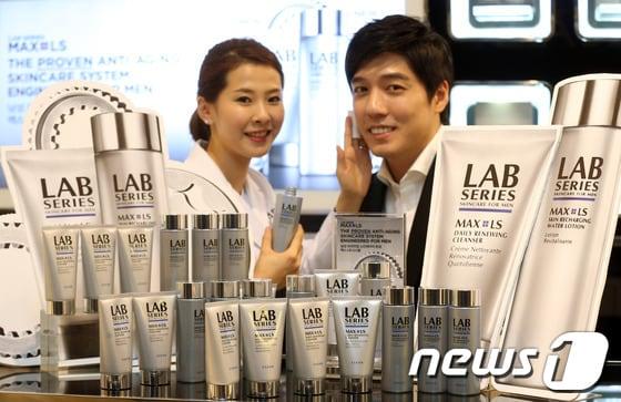 본문 이미지 - 남성 전문 스킨케어 브랜드 랩 시리즈(LAB SERIES)가 서울 현대백화점 압구정 본점에서 고기능성 안티에이징 신제품 '맥스 엘에스 데일리 리뉴잉 클렌저'와 '맥스 엘에스 스킨 리차징 워터로션' 출시를 기념해 제품을 선보이고 있다. 2012.11.6 뉴스1 © News1   