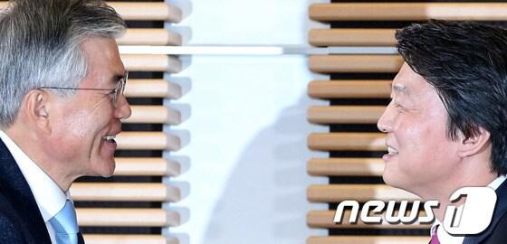 본문 이미지 -                                                 민주통합당 문재인 후보&#40;왼쪽&#41;와 무소속 안철수 후보가 6일 저녁 서울 용산구 백범기념관에서 만나 악수를 하고 있다. © News1 송원영 기자