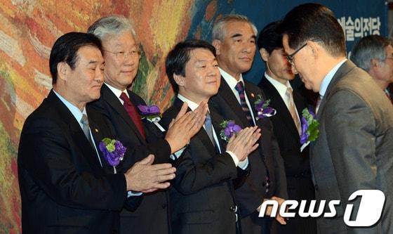 본문 이미지 - 7일 오후 서울 서초구 예술의 전당에서 열린 '반 고흐 in 파리' 개막식에서 박지원 민주통합당 원내대표의 인사말에 내빈들이 박수를 치고 있다. (왼쪽부터) 강창희 국회의장, 장재구 한국일보사 미디어그룹 회장, 안철수 무소속 대선후보. (사진공동취재단) 2012.11.7/뉴스1 © News1 사진공동취재단
