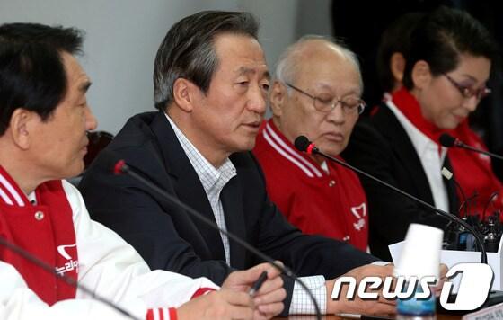 본문 이미지 - 정몽준 새누리당 중앙선거대책위원장이 8일 오전 서울 여의도 당사에서 열린 중앙선거대책위원회 전체회의에서 모두 발언을 하고 있다. 2012.11.08/뉴스1 © News1 박정호 기자