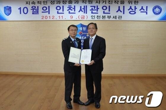 본문 이미지 - 김범준 관세행정관 (왼쪽) © News1 