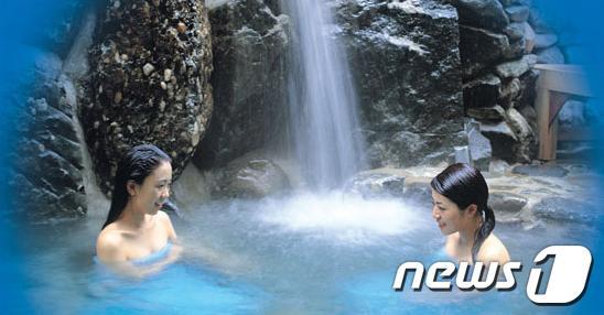 본문 이미지 - 덕산온천에서 온천을 즐기고 있다.© News1 