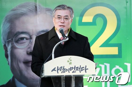 본문 이미지 -                     문재인 민주통합당 대선 후보가 1일 오전 강원도 춘천시 석사동 애막골 번개시장에서 열린 유세에서 유권자들의 지지를 호소하고 있다. 2012.12.1/뉴스1 © News1 오대일 기자