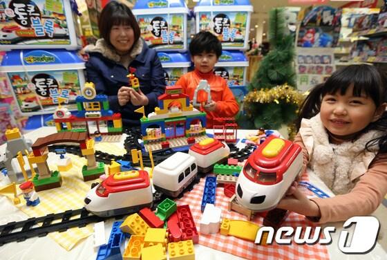 본문 이미지 - 롯데마트가 크리스마스를 2주일 가량 앞둔 지난해 12월 초 서울역점에서 완구전문 '옥스포드'와 공동기획해 완구상품을 선보이고 있다. © News1 