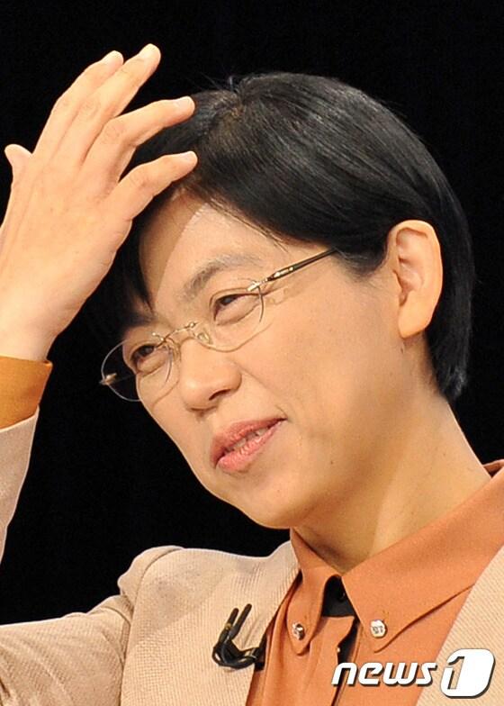 본문 이미지 - 이정희 대통령후보가 10일 서울 여의도 KBS 스튜디오에서 방송토론에 앞서 얼굴을 만지며 웃고 있다. &#40;사진공동취재단&#41; 2012.12.10/뉴스1 © News1 사진공동취재단