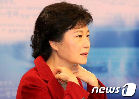 본문 이미지 - 새누리당 박근혜 대통령후보가 10일 서울 여의도 KBS 스튜디오에서 방송토론을 앞두고 옷깃을 만지고 있다. &#40;사진공동취재단&#41; 2012.12.10/뉴스1 © News1 사진공동취재단