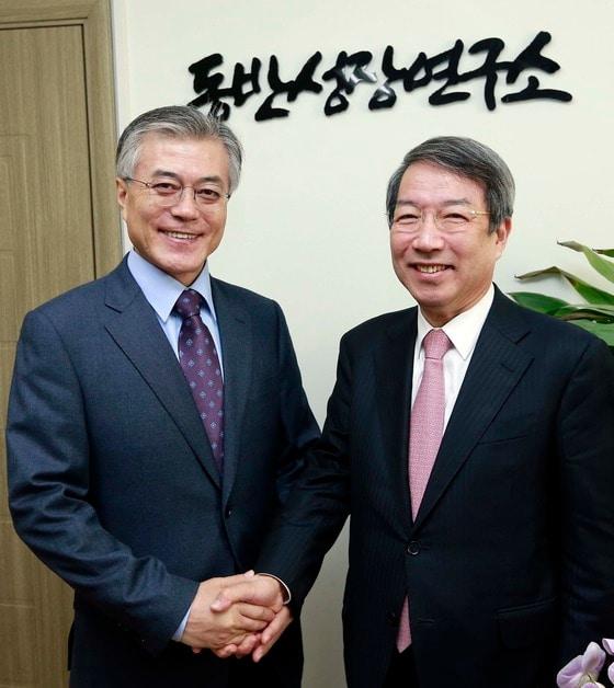 본문 이미지 - 문재인 민주통합당 대선 후보와 정운찬 전 총리 (문재인 캠프 제공) © News1 고두리 기자