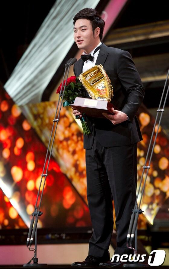 본문 이미지 - 지난해 1루수 부문 골든글러브를 수상했던 넥센 박병호. 2012.12.11/뉴스1 © News1   이명근 기자