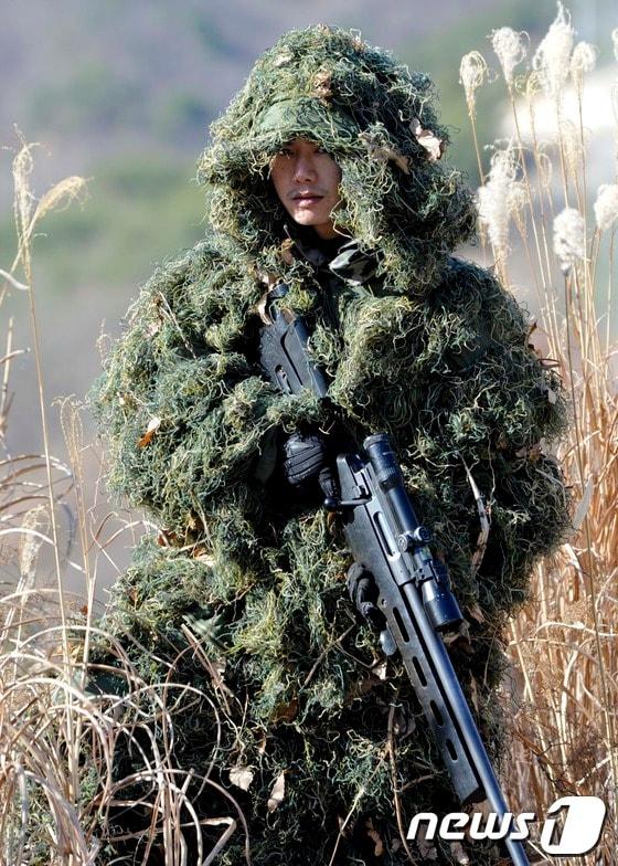 본문 이미지 - 저격수로 변신한 오종혁 병장.(해병대 1사단 제공) © News1 