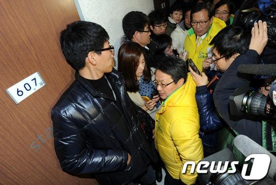 본문 이미지 - 민주통합당이 국가정보원 직원이 정치관련된 비방댓글을 다는 등 불법선거를 벌이고 있다고 주장한 지난 2012년 12월11일 밤 서울 강남구 역삼동의 한 오피스텔로 민주통합당 문병호, 강기정, 우원식 의원이 들어서고 있다. 2012.12.11/뉴스1