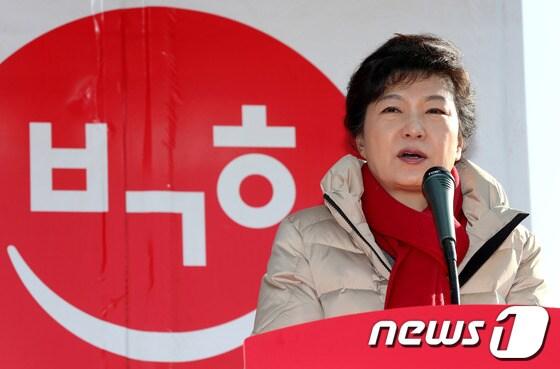 본문 이미지 -                             박근혜 새누리당 대선후보가 12일 오후 경북 경주시 성동동 경주역 앞에서 유세 차량에 올라 지지를 호소하고 있다. . 2012.12.12/뉴스1 © News1 박정호 기자