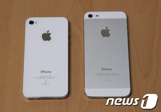 본문 이미지 - 아이폰4S(완쪽)과 '아이폰5' 뒷면 비교© News1   서영진 기자