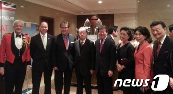 본문 이미지 - 12일 오후 7시 서울 중구 플라자호텔 그랜드볼룸에서 한영협회 연례만찬이 열렸다. 이날 행사에는 (왼쪽부터) 쟈끄르 메이 영국국방무관, 스콧 와이트먼 주한영국대사, 박진 한영협회장, 왕상은 영국명예영사, 이승한 홈플러스회장, 정명화 첼리스트, 조윤희 한양대 교수, 구삼열 국가브랜드위원장 등이 내빈으로참석했다. © News1 박응진 기자 