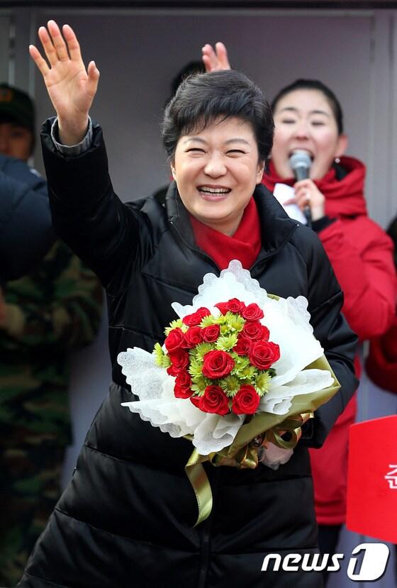 본문 이미지 - 박근혜 새누리당 대통령 후보가 13일 경기도 의정부시 행복로 유세에서 장미꽃다발을 손에 든 채 지지자들에게 손을 들어 인사하고 있다. 박 후보는 이날 경기·강원·충북을 돌며 표밭을 다진다. 2012.12.13/뉴스1 © News1 이종덕 기자