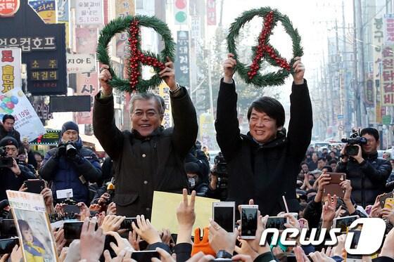 본문 이미지 - 문재인 민주통합당 대선후보와 안철수 전 후보가 13일 오후 대전시 중구 은행동 으능정이 문화거리에서 열린 공동유세에서 환호하는 시민들에게 투표참여를 호소하고 있다.2012.12.13/뉴스1 © News1 이광호 기자