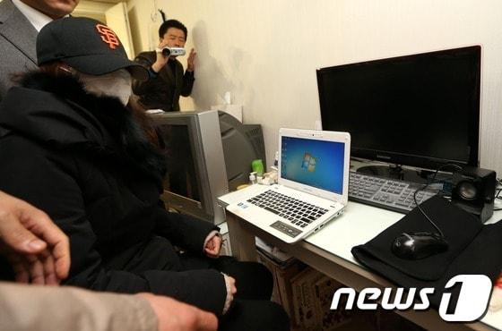 본문 이미지 - 민주통합당 측으로부터 인터넷 댓글 게시를 통한 선거 부정개입 의혹을 받고 있는 국가정보원 여직원 김모씨가 13일 오후 서울 역삼동 오피스텔에서 경찰의 증거자료 수집을 지켜보고 있다. © News1 이명근 기자