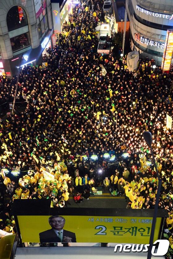 본문 이미지 - 지난 13일 광주 동구 금남로에서 열린 문재인 민주통합당 대선후보의 유세에서 수많은 인파가 문 후보를 향해 환호하고 있다. © News1 이광호 기자