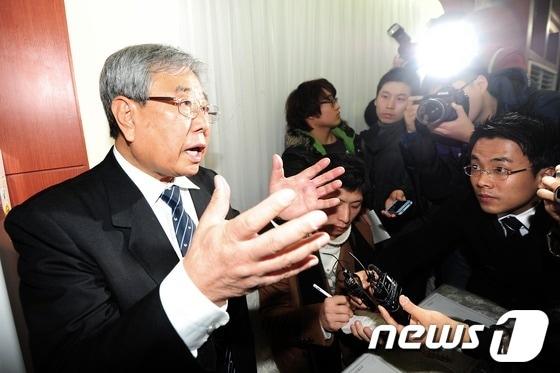 본문 이미지 - 고 김근태 전 민주통합당 상임고문을 비롯한 민주화 인사들에 대한 수사를 맡아 '고문기술자'로 이름을 날린 이근안 전 경감이 14일 오후 서울 성동구 성수동의 한 연회장에서 열린 자신의 자서전 '고문기술자 이근안의 고백' 출판기념회에서 취재진의 질문에 답하고 있다. 이씨는 최근 자신을 소재로 한 영화 '남영동 1985'에서 묘사된 고문행위가 과장됐다고 주장하며, 과오에 대해 반성이나 사과를 하지 않아 논란이 되고 있다. 2012.12.14 ⓒ 뉴스1