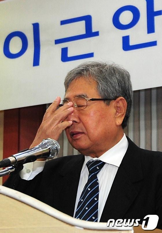 본문 이미지 - 고 김근태 전 민주통합당 상임고문을 비롯한 민주화 인사들에 대한 수사를 맡아 '고문기술자'로 이름을 날린 이근안 전 경감이 14일 오후 서울 성동구 성수동의 한 연회장에서 열린 자신의 자서전 '고문기술자 이근안의 고백' 출판기념회에서 심경을 밝히며 곤혹스런 표정을 하고 있다. 2012.12.14/뉴스1