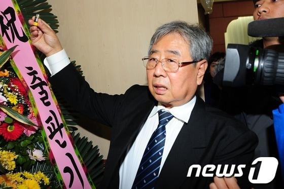 본문 이미지 - 고 김근태 전 민주통합당 상임고문을 비롯한 민주화 인사들에 대한 수사를 맡아 '고문기술자'로 이름을 날린 이근안 전 경감. 2012.12.14 ⓒ 뉴스1