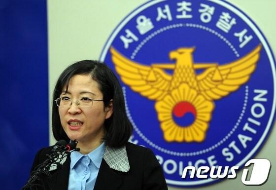 본문 이미지 - 14일 오후 서울 서초경찰서에서 임병숙 수사과장이 검사 성추행 피해여성 사진유출 사건과 관련해 중간 수사 내용을 발표하고 있다. 2012.12.14/뉴스1 © News1 허경 기자