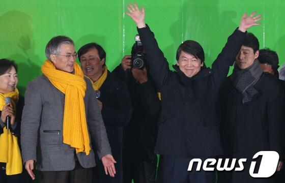 본문 이미지 - 문재인 민주통합당 대선 후보가 15일 오후 서울 광화문광장에서 열린 서울지역 대규모 집중유세에서 깜짝 등장한 안철수 전 후보와 인사하고 있다. 2012.12.15/뉴스1 © News1 양동욱 기자
