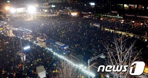 본문 이미지 - 대선 공식선거운동 마지막 주말인 15일 오후 서울 광화문광장에서 벌어진 민주통합당 문재인 대선후보의 유세에 수많은 인파가 몰려있다. 2012.12.15/뉴스1 © News1 손형주 인턴기자