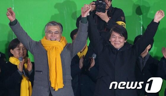 본문 이미지 - 지난 해 대선 당시 문재인 민주통합당&#40;현 민주당&#41; 대선 후보가 12월15일 오후 서울 광화문광장에서 열린 서울지역 대규모 집중유세에서 깜짝 안철수 전 후보와 함게 시민들을 향해 손을 흔들어 인사하고 있다. 2012.12.15/뉴스1 © News1 양동욱 기자