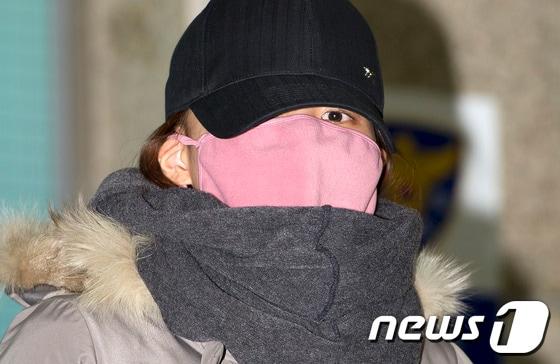 본문 이미지 - 민주통합당 문재인 대선후보에 대한 비방댓글을 달았다는 의혹을 받고 있는 국정원 여직원 김모씨가 15일 오후 서울 수서경찰서에서 소환조사를 마친 뒤 심경을 밝히고 있다. 2012.12.13/뉴스1 © News1 이명근 기자