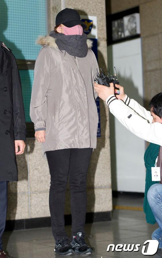 본문 이미지 - 문재인 민주통합당  대선후보에 대한 비방댓글을 달았다는 의혹을 받고 있는 국정원 여직원 김모씨가 15일 오후 서울 수서경찰서에서 소환조사를 마친 뒤 심경을 밝히고 있다. © News1 이명근 기자