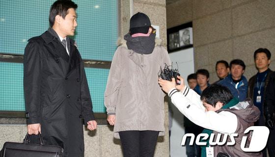 본문 이미지 - 민주통합당 문재인 대선후보에 대한 비방댓글을 달았다는 의혹을 받고 있는 국정원 여직원 김모씨가 작년 12월 15일 오후 서울 수서경찰서에서 소환조사를 마친 뒤 심경을 밝히고 있다. 2012.12.15/뉴스1 © News1 이명근 기자