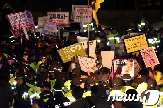본문 이미지 - 지난해 12월 16일 저녁 제18대 대통령선거 후보자 3차 토론회가 열린 서울 여의도 KBS 앞에서 박근혜, 문재인 후보의 지지자들이 피켓을 들고 응원하고 있다./뉴스1 © News1 이광호 기자