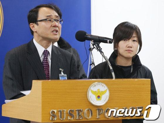 본문 이미지 - 장병덕 서울지방경찰청 사이버수사대장이 17일 오전 서울 강남구 수서경찰서에서 국정원 직원의 문재인 민주통합당 대선후보에 대한 비방 댓글 의혹과 관련해 수사 결과 브리핑을 하고 있다. © News1 송원영 기자