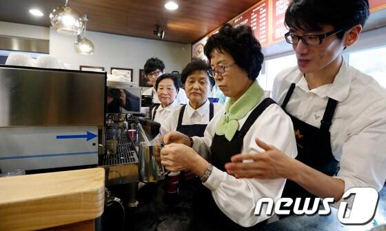 본문 이미지 - 17일 오전 남가좌동 서울 서대문구 서대문종합사회복지관 카페 '이스턴'에서 실버 바리스타가 커피를 만들고 있다.  2012.12.17 머니투데이/뉴스1