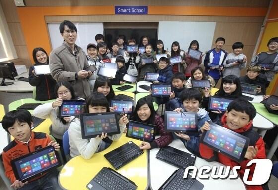 본문 이미지 - 경기도 수원의 효원 초등학교 학생들과 교사가 아티브 스마트PC PRO를 선보이고 있다.© News1  