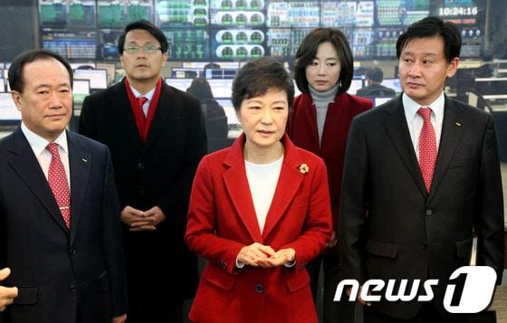 본문 이미지 - 지난 2012년 12월18일 당시 박근혜 새누리당 대통령후보가 대선을 하루 앞두고 서울 여의도 한국증권선물거래소를 방문, 관계자로부터 설명을 듣고 있다. 2012. 12. 18 © News1   이종덕 기자