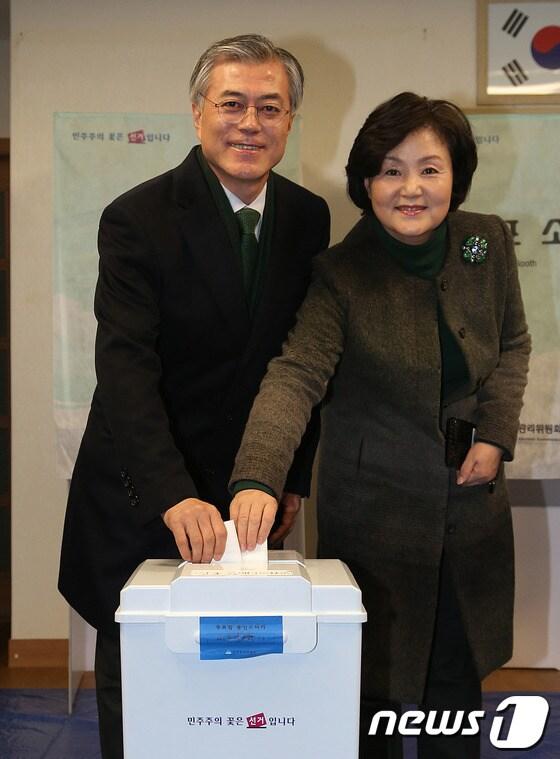 본문 이미지 - 민주통합당 문재인 대선후보와 부인 김정숙씨가 19일 오전 부산 사상구 엄궁동 투표소에서 투표를 하고 있다. 2012.12.19/뉴스1 © News1 양동욱 기자