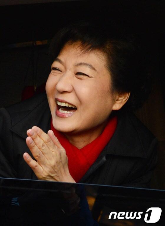 본문 이미지 - 새누리당 박근혜 후보가 19일 서울 언주중학교에서 투표를 마치고 차에 올라 지지자를 향해 웃고 있다. 2012.12.19/뉴스1 © News1 이종덕 기자