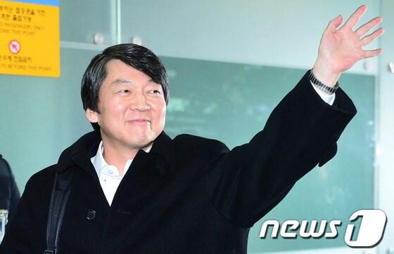 본문 이미지 - 안철수 전 무소속 대선후보가 18대 대통령 선거일인 19일 오후 인천국제공항을 통해 미국으로 출국하고 있다. 안 전 후보는 이날 부인 김미경 교수와 함께 한강로동 제4투표소인 한강초등학교에서 소중한 한 표를 행사했다. 2012.12.19/뉴스1 © News1 박정호 기자