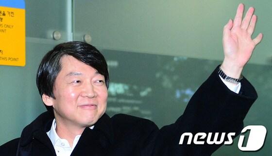본문 이미지 - 안철수 전 무소속 대선후보가 18대 대통령 선거일인 지난해 12월 19일 오후 인천국제공항을 통해 미국으로 출국하고 있다. 2012.12.19/뉴스1 © News1 박정호 기자