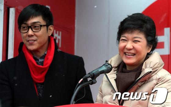 본문 이미지 - 박근혜 새누리당 대선후보가 6일 오후 경기도 안양시 동안구 호계동 범계역 앞에서 유세차량에 올라 조카인 가수 은지원씨와 함께 환하게 웃고 있다. © News1 =박정호 기자 