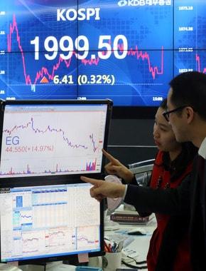 본문 이미지 - 지방 선거를 앞두고 정치인 등과 관련이 있는 테마주의 주가흐름에 대해 관심이 쏠리고 있다. 사진은 한 증권사에서 관련 주식의 주가 흐름을 보며 상의하는 직원들의 모습. /뉴스1 © News1   양동욱 기자