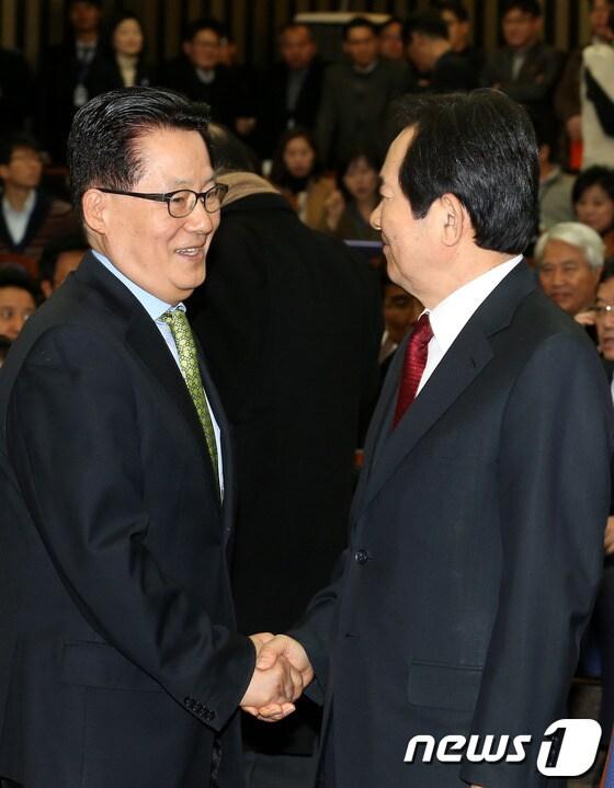 본문 이미지 - 박지원 민주통합당 원내대표가 21일 서울 여의도 국회의사당에서 열린 의원총회에서 정세균 상임고문과 인사를 나누고 있다. 박 원내대표는 이날 원내대표직을 사퇴했다.2012.12.21/뉴스1 © News1 이종덕 기자