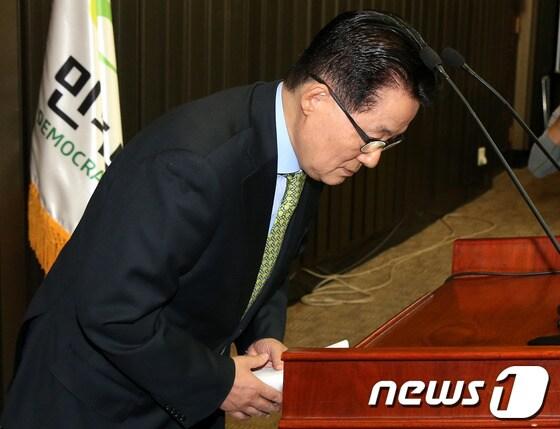 본문 이미지 - 박지원 민주통합당 원내대표가 21일 서울 여의도 국회의사당에서 열린 의원총회에서 원내대표 사퇴의사를 밝힌 후 허리숙여 인사하고 있다. 2012.12.21/뉴스1 © News1 이종덕 기자