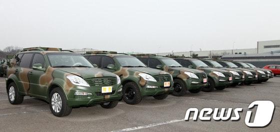 본문 이미지 - 쌍용자동차 군 지휘 차량용 '렉스턴W'(위쪽)·'코란도스포츠'(사진제공=쌍용자동차)© News1