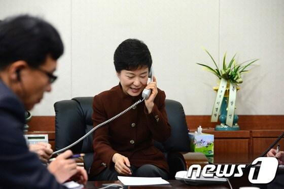 본문 이미지 - 박근혜 대통령이 지난해 12월 21일 당선인으로서 버락 오바마 미국 대통령과 전화통화를 하고 있다. 2012.12.21/뉴스1 © News1 사진공동취재단