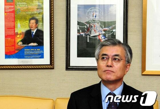 본문 이미지 - 문재인 민주통합당 대표대행이 21일 오후 서울 마포구 동교동 고 김대중 대통령의 자택을 찾아 이희호 여사를 기다리고 있다. 2012.12.21/뉴스1 © News1 (서울=뉴스1)사진공동취재단