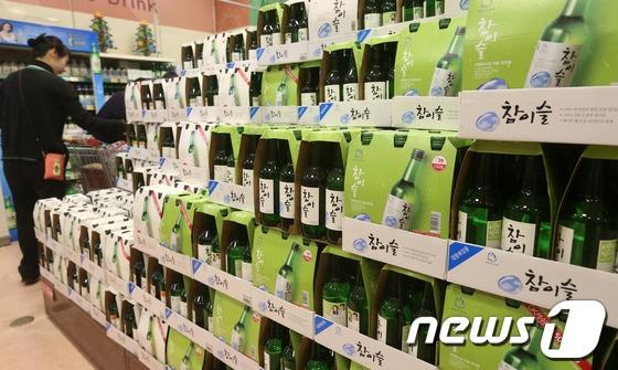본문 이미지 - 대형마트에서 판매 중인 소주 제품./뉴스1