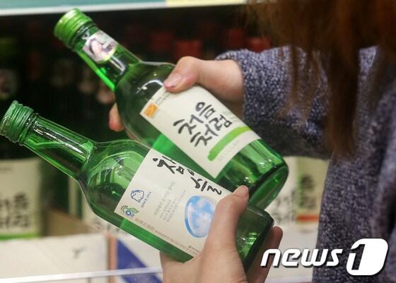 본문 이미지 - 소주 가격 인상 논란. ⓒ News1