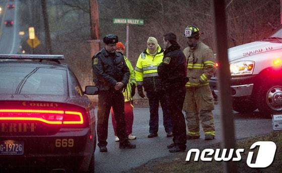 본문 이미지 - 미국 펜실베니아주 프랭크스타운에서 21일(현지시간) 총기난사 사건이 발생했다. 용의자는 3명을 죽인 후 도주하다 경찰에게 사살당했고, 경찰관 3명도 부상을 입었다. ©AFP=News1  